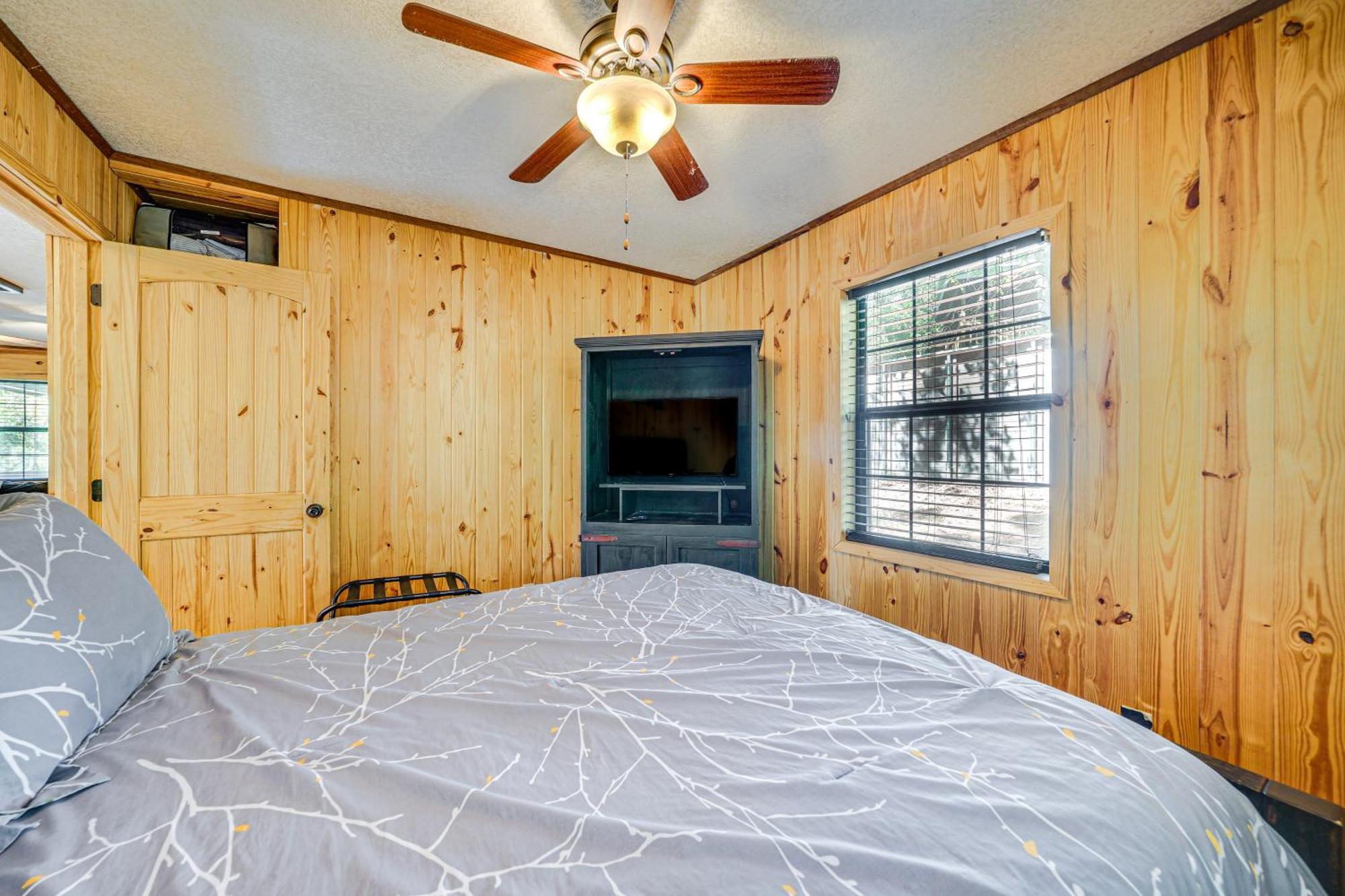 With Hot Tub And Game Room! Broken Bow